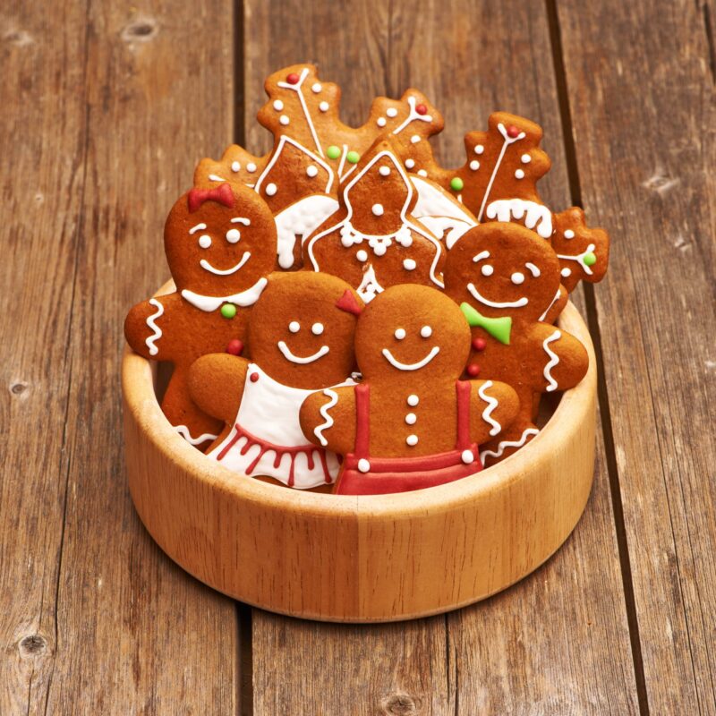 christmas-gingerbread-cookies-P8DEUUT-min