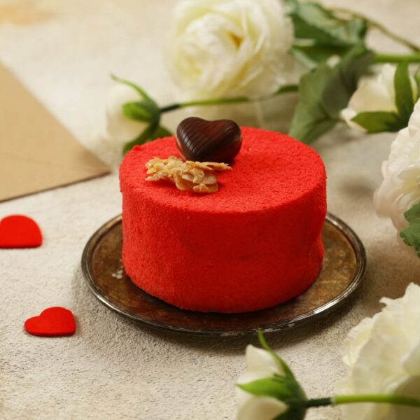 red-velvet-cake-for-valentines-day-499P9JB-min